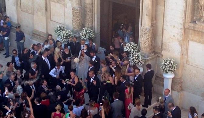 Ecco gli sposi, anello al dito, uscire dalla chiesa tra gli applausi e i flash di amici e curiosi. Ansa